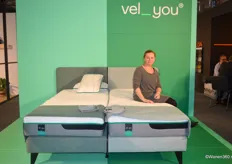 Nadine Obieglo bij het nieuwe ontwerp van Veldeman Bedding: Vel_you. Het bed is voorzien van een sleeptracker die diverse zaken meet gedurende de slaap. 